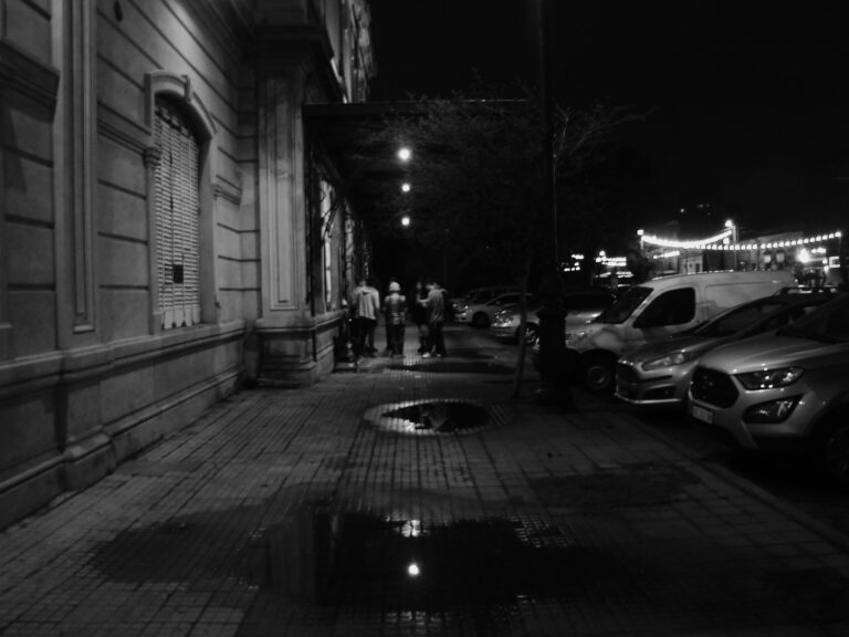 Street photo in La Plata, Argentina by Diestro Corleone