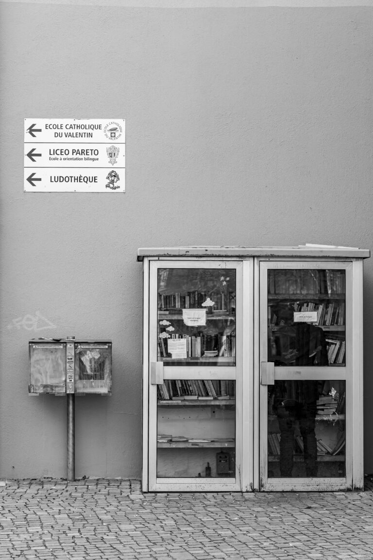 Street photo in Lausanne, Switzerland by Tobias Rüetschi