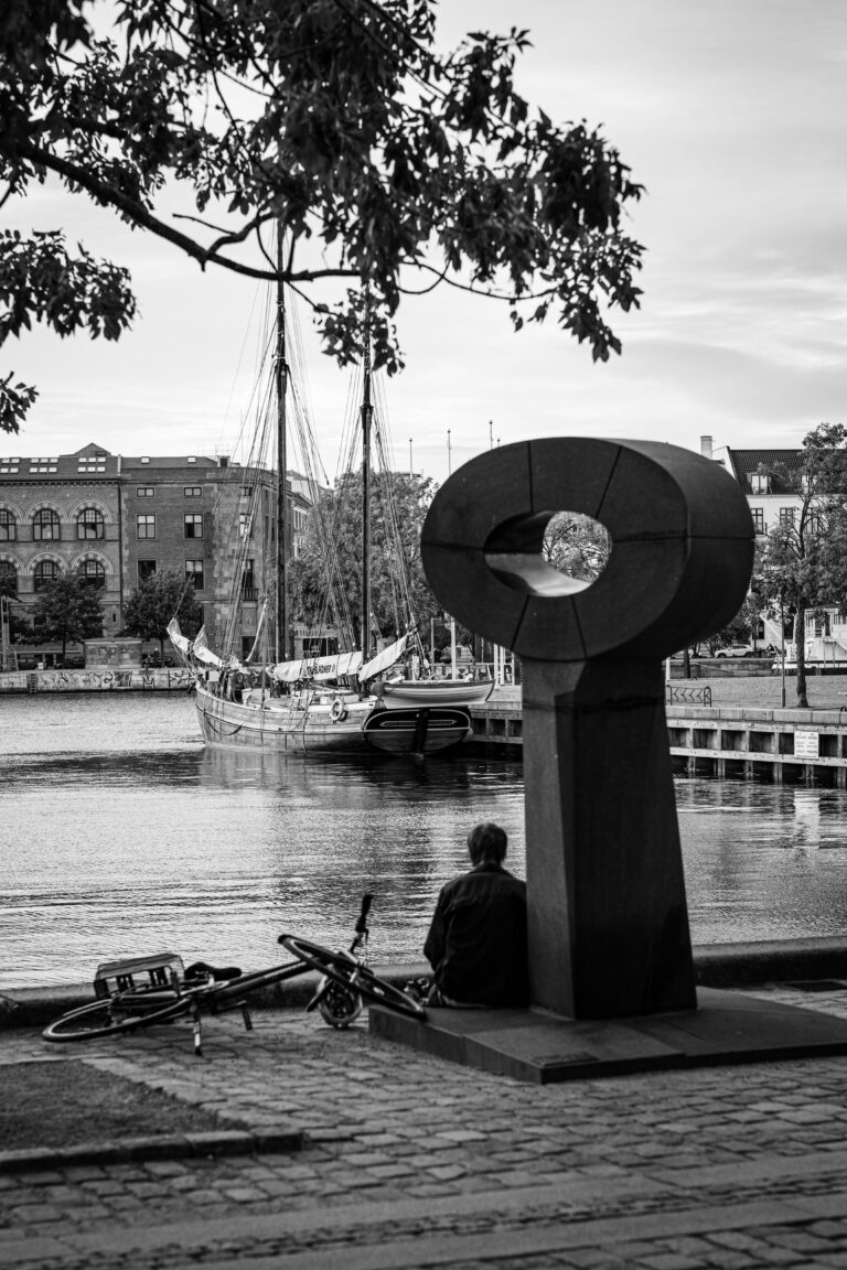 Street photo in Copenhagen, Denmark by Tobias Rüetschi