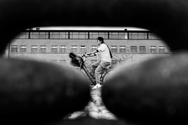 Street photo in Copenhagen, Denmark by Tobias Rüetschi