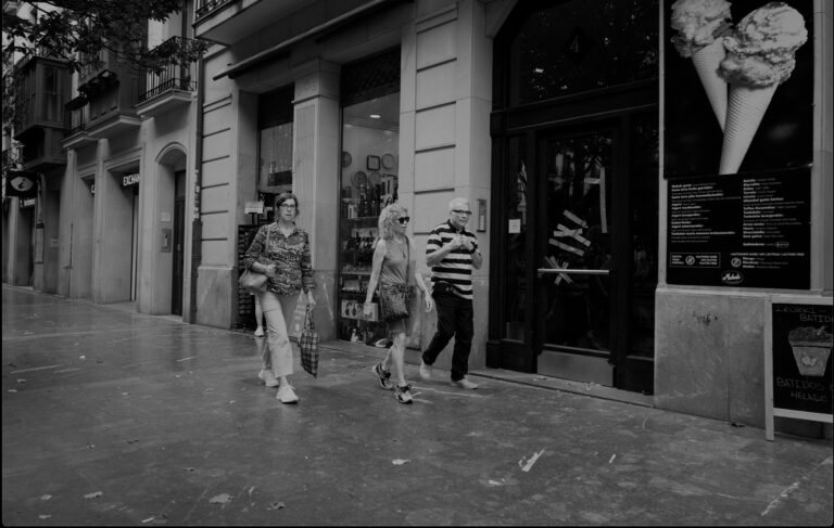 Street photo in San Sebastián, Spain by David Sheppard
