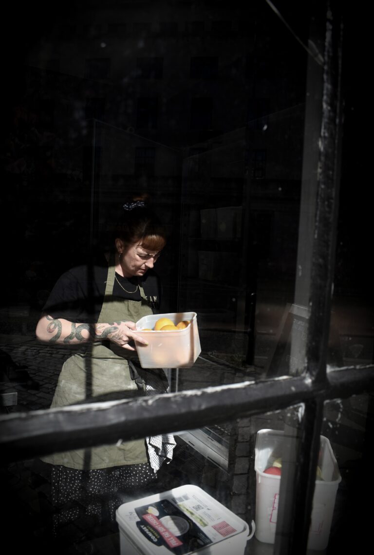Street photo in Bristol, United Kingdom by Rodrigo Marcotich