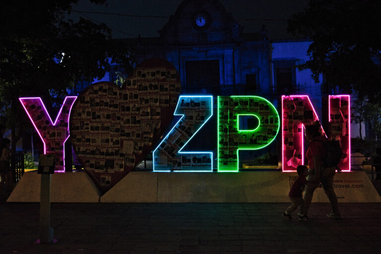 Street photo in Zapopan, Mexico by Akunin Sempiterno