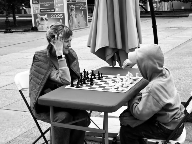 Street photo in Moscow, Russia by Vasiliy V. Rechevskiy