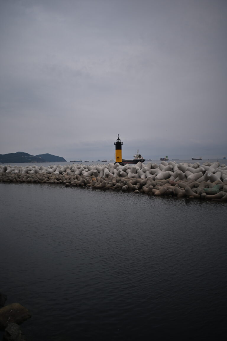 Street photo in Busan, South Korea by Pan Songju
