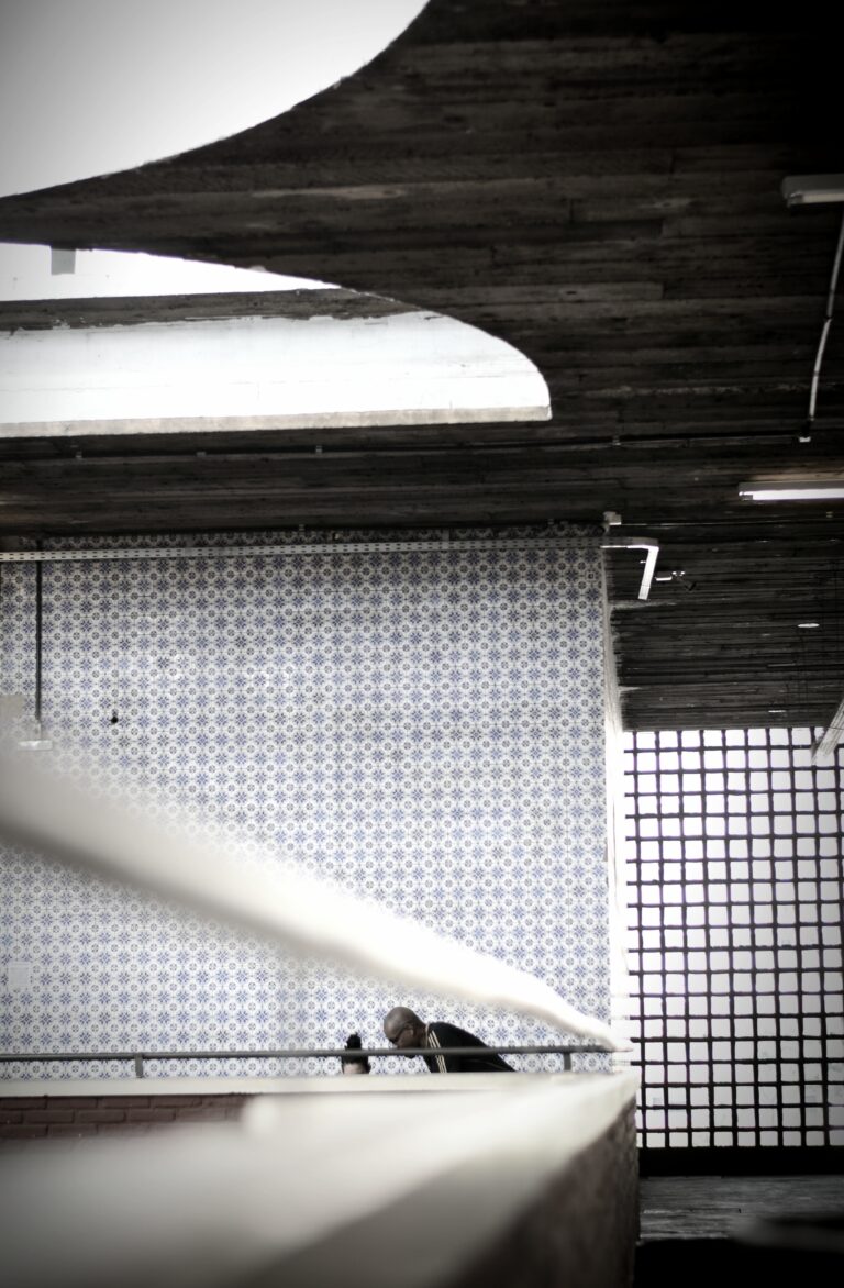 Street photo in Belo Horizonte, Brazil by Rodrigo Marcotich