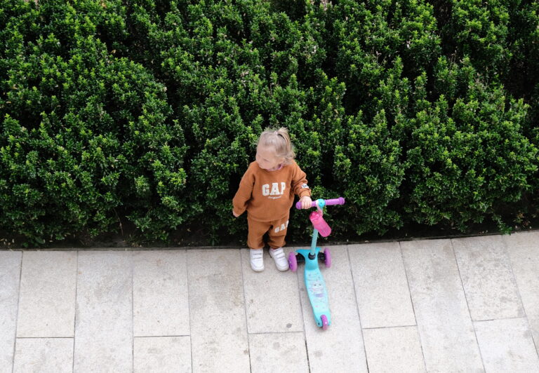 Street photo in Krasnodar, Russia by Kirill Neustroev