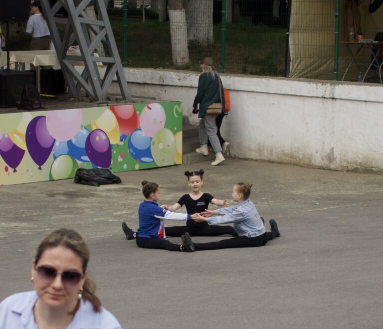 Street photo in Rostov-on-Don, Russia by Kirill Neustroev