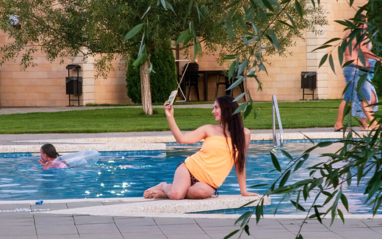 Photo by Kirill Neustroev