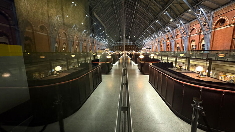 Photo by Franck Toto