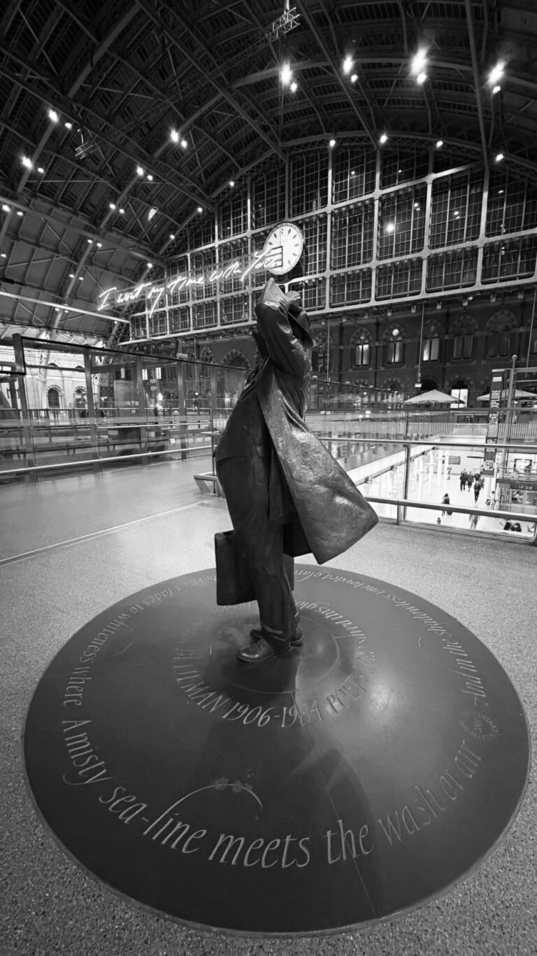 Photo by Franck Toto