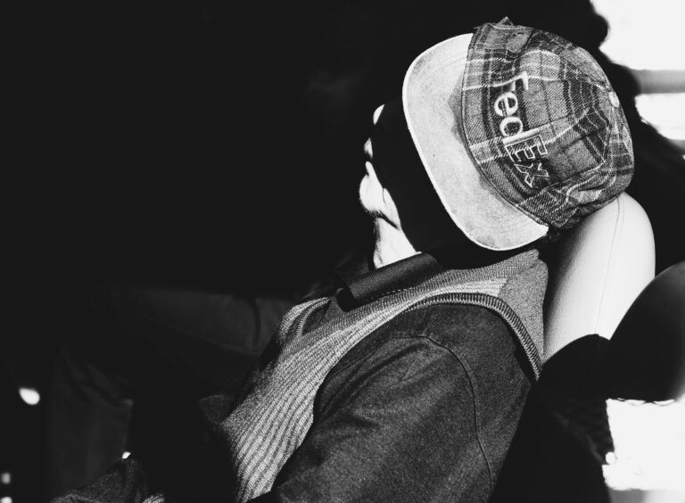 Street photo in Victoria, Canada by Davie Reid