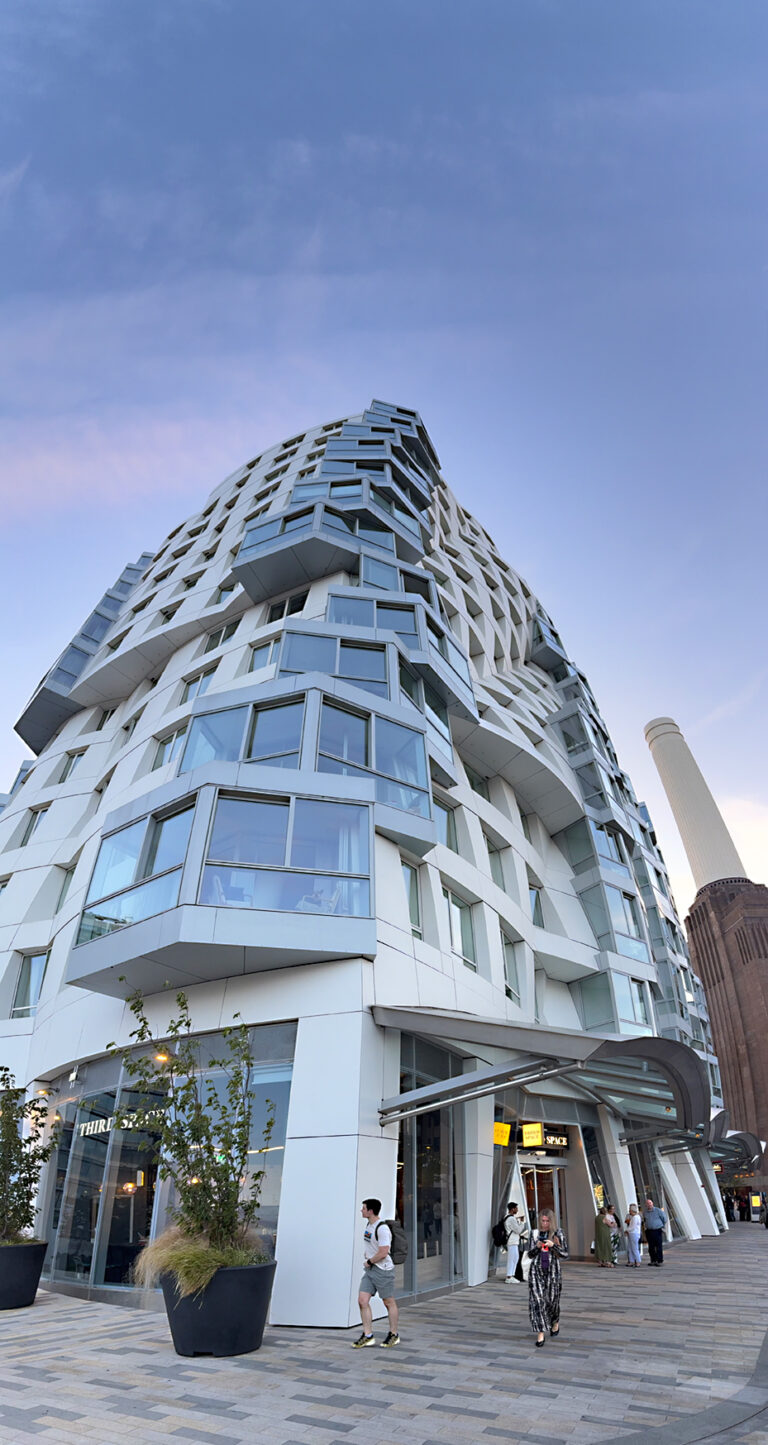 Photo by Franck Toto