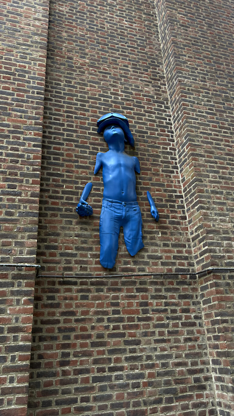 Photo by Franck Toto