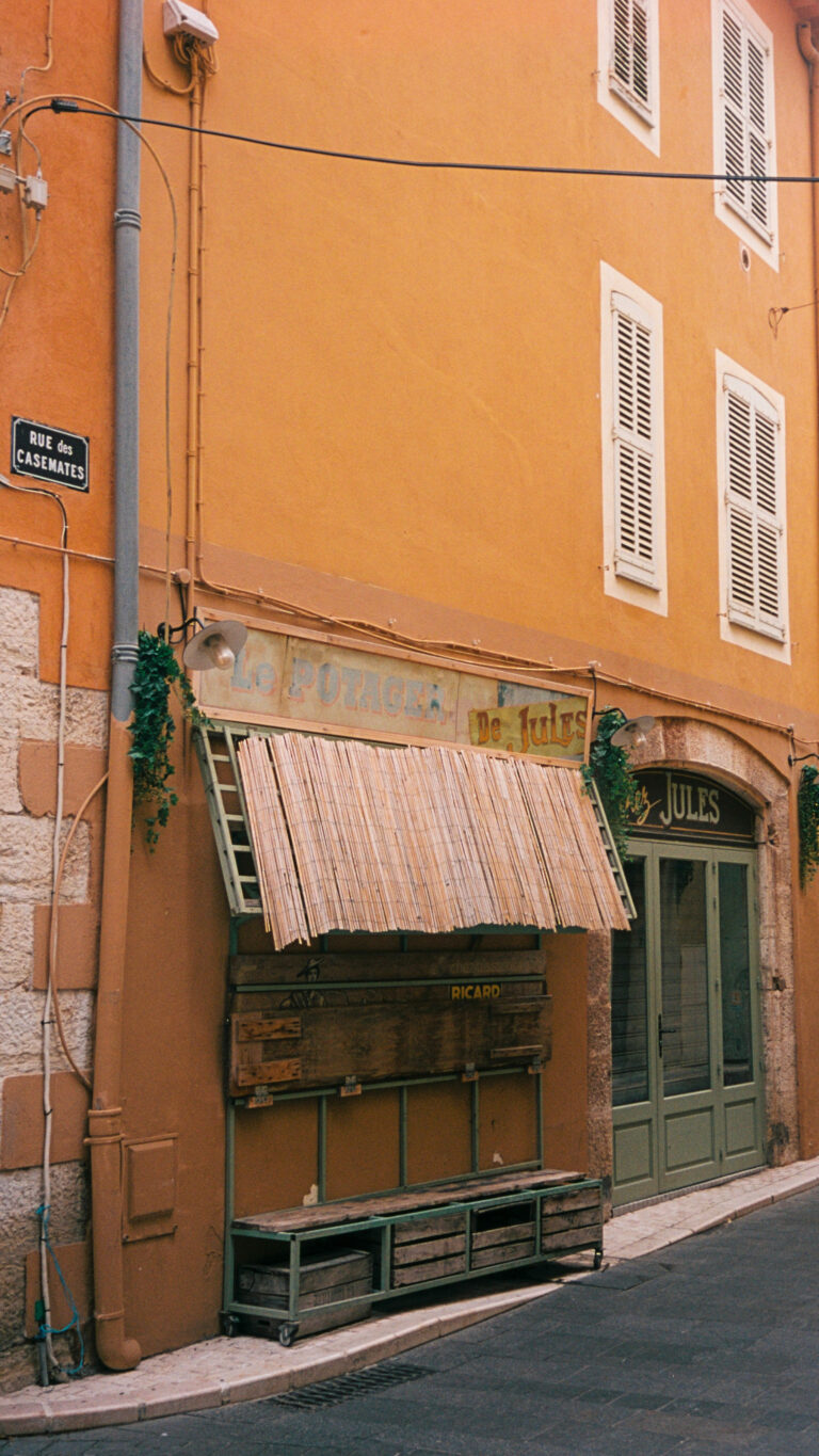 Photo by Steph Kattie