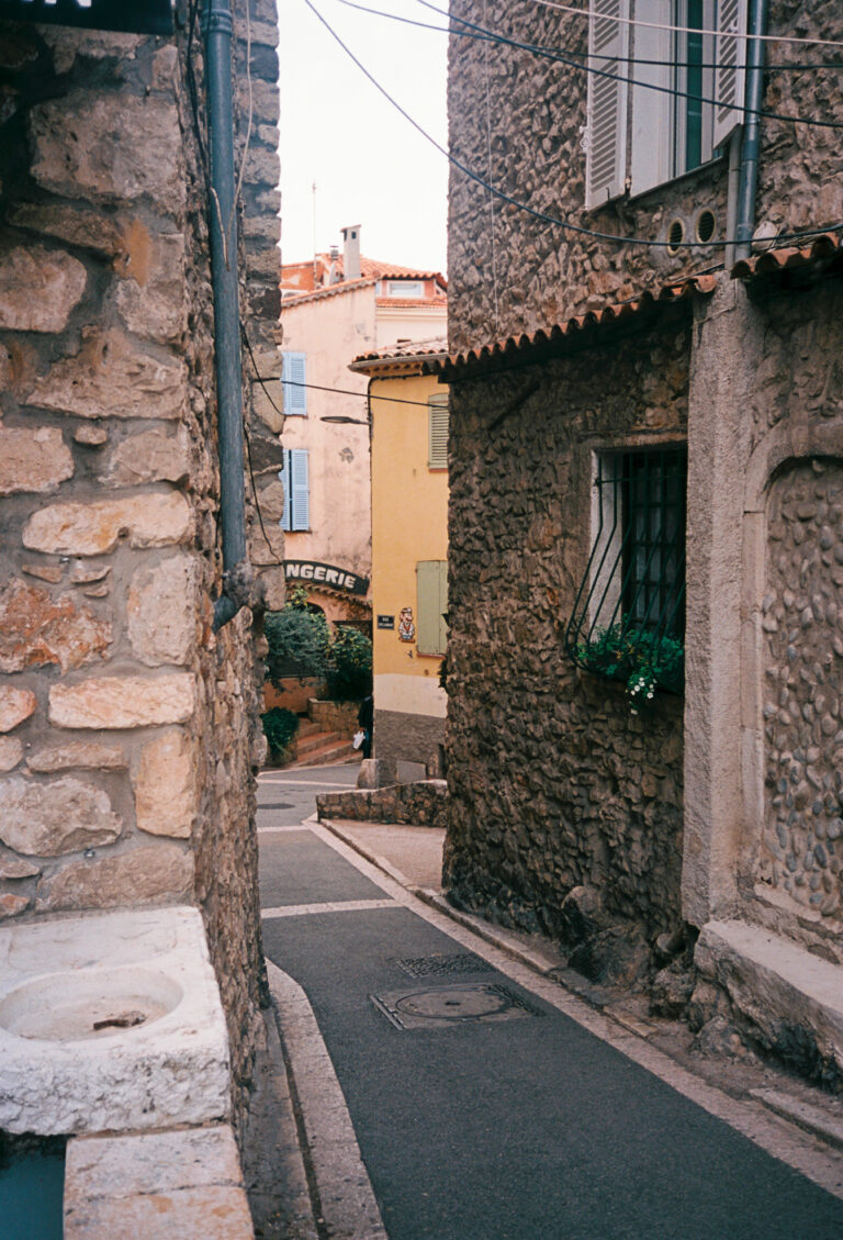 Photo by Steph Kattie