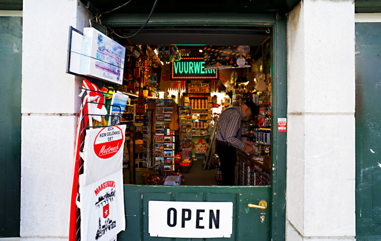 Photo by Franck Toto