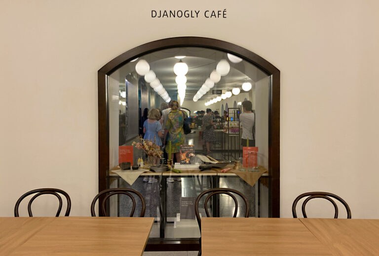 Photo by Franck Toto