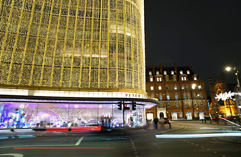 Photo by Franck Toto