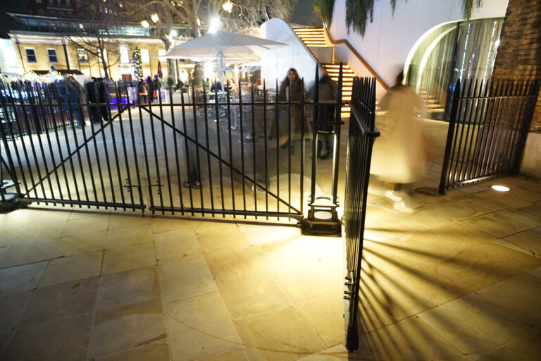 Photo by Franck Toto