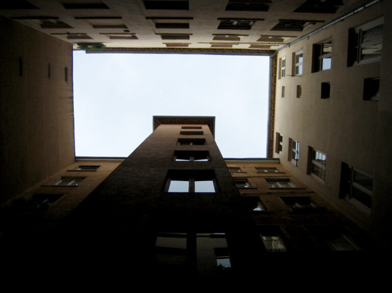 Photo by Franck Toto