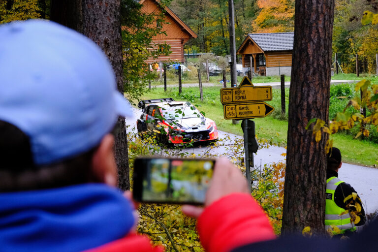 Photo by Alexander Tschirk