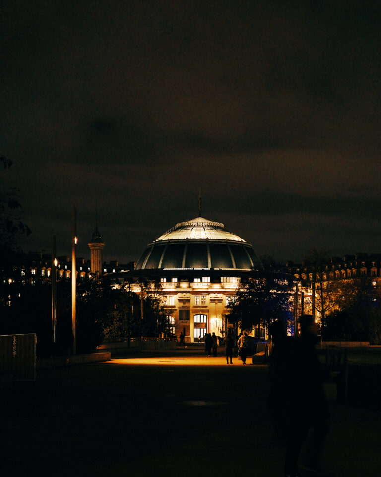 Photo by Louis Koreki