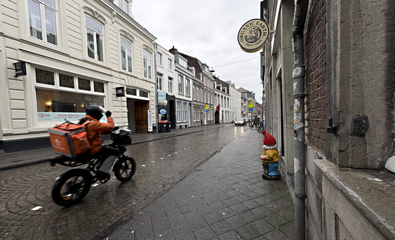 Photo by Franck Toto