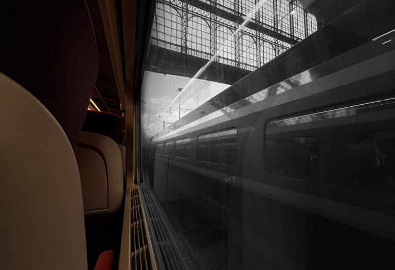 Photo by Franck Toto