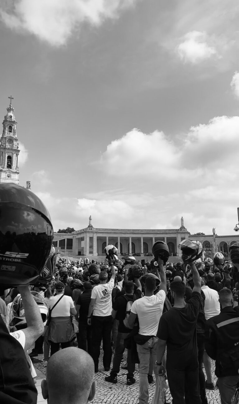 Street photo in Fátima, Portugal by Mariana Carvalho