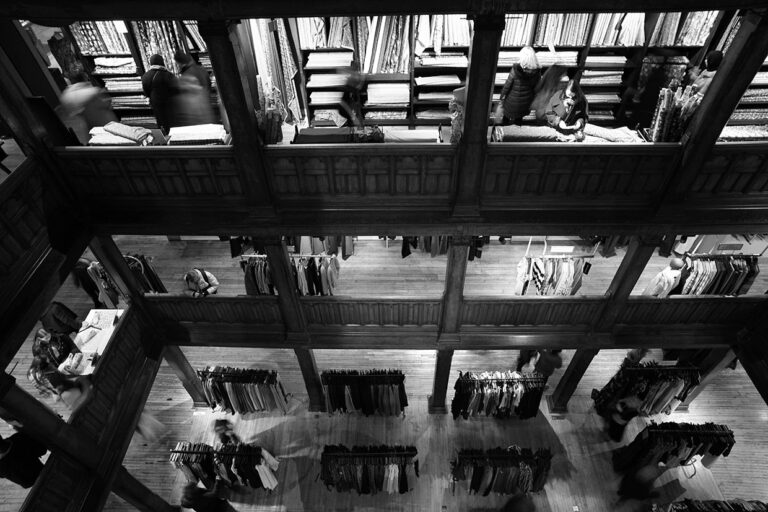 Photo by Franck Toto