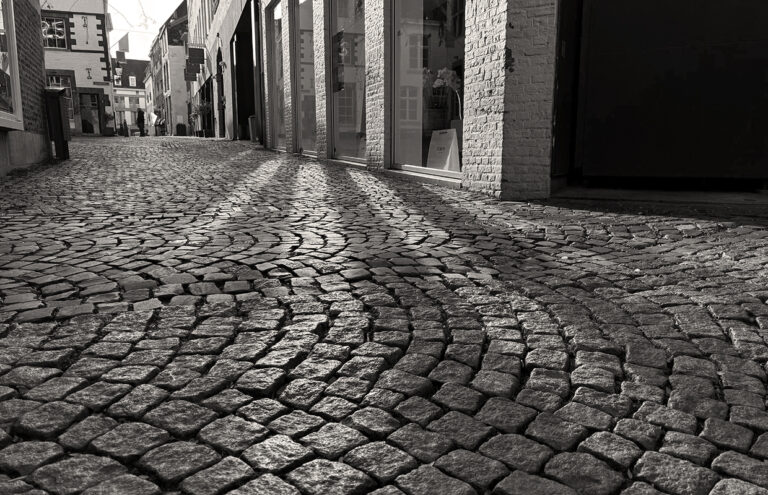 Photo by Franck Toto