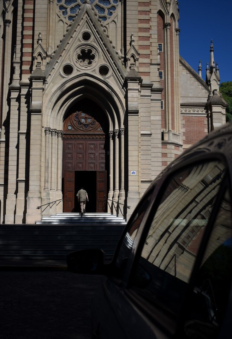 Street photo in San Isidro, Argentina by Rodrigo Marcotich