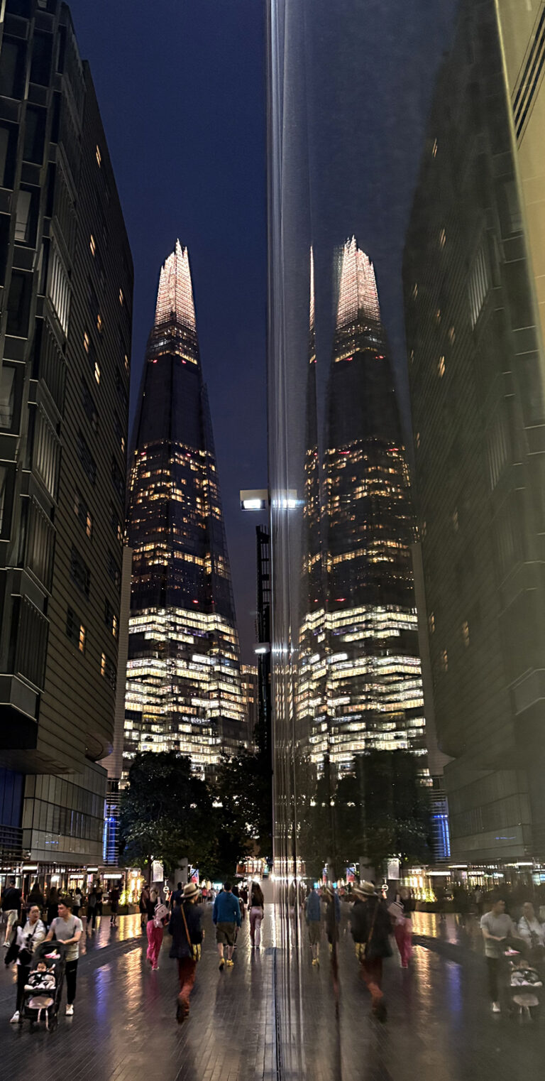 Photo by Franck Toto