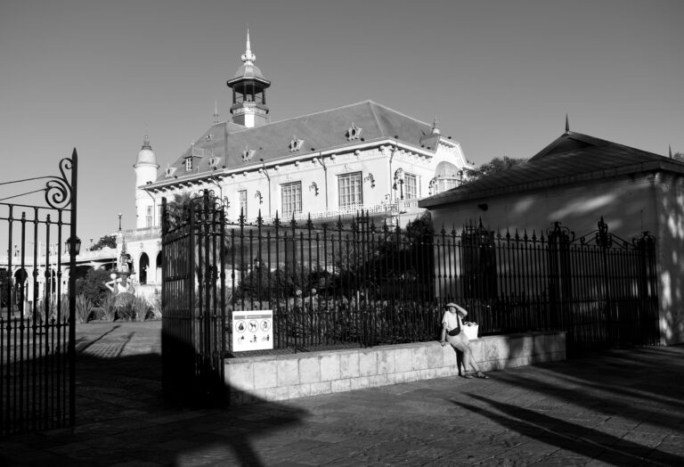 Street photo in Tigre, Argentina by Rodrigo Marcotich