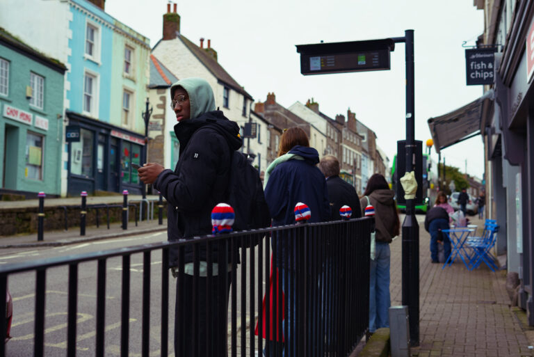 Street photo in Penryn, United Kingdom by Leon Maillard
