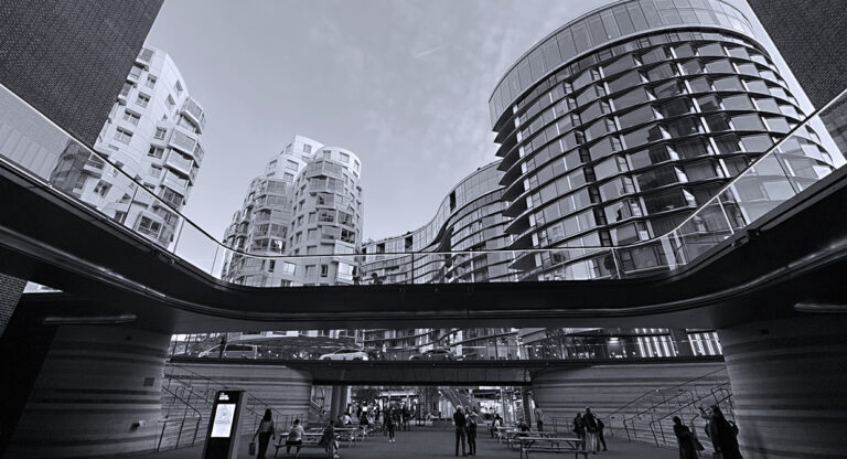 Photo by Franck Toto