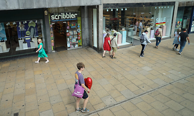 Photo by Franck Toto