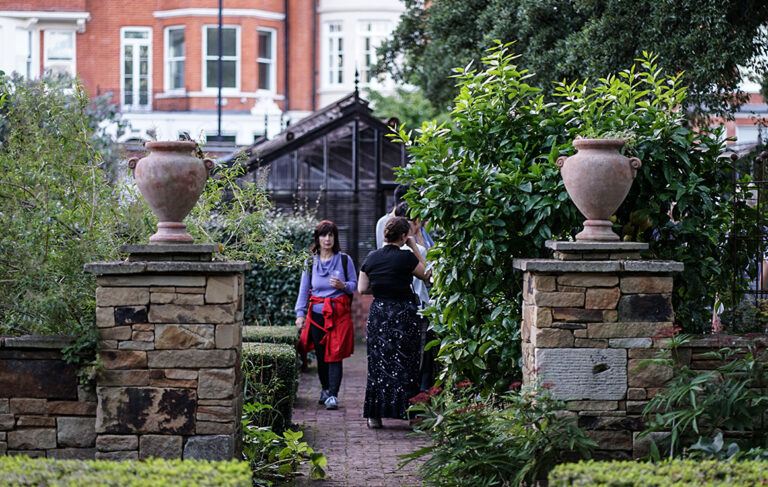 Photo by Franck Toto