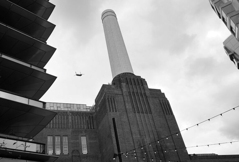 Photo by Franck Toto