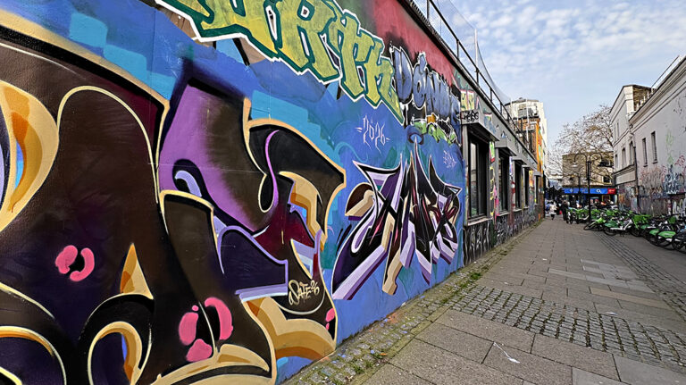 Photo by Franck Toto