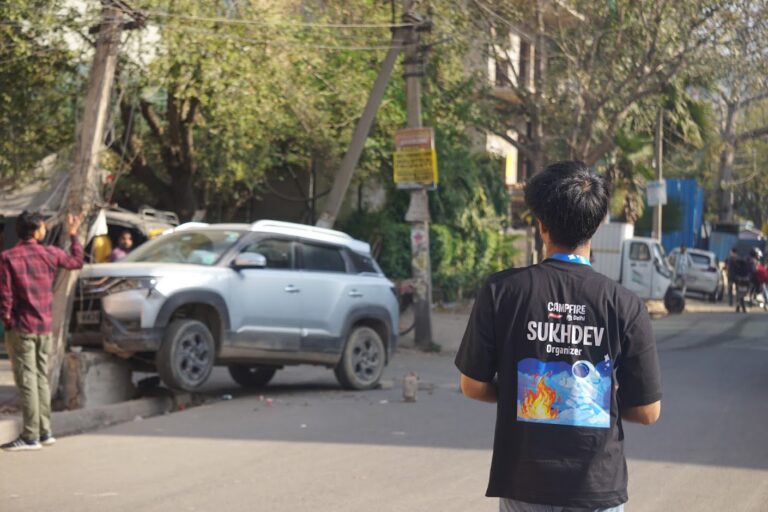 Street photo in Gurugram, India by Dhruv Coppisetti