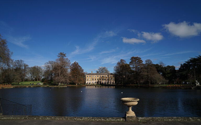 Photo by Franck Toto