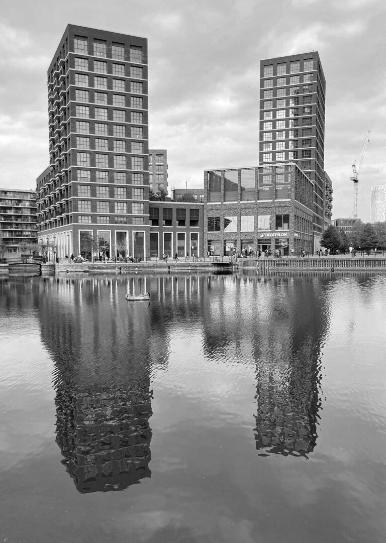 Photo by Franck Toto