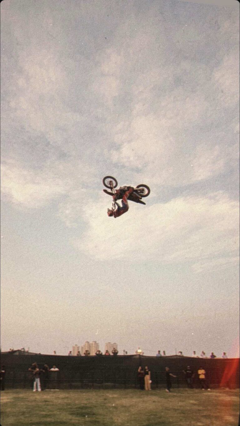 Street photo in Gurugram, India by Dhruv Coppisetti