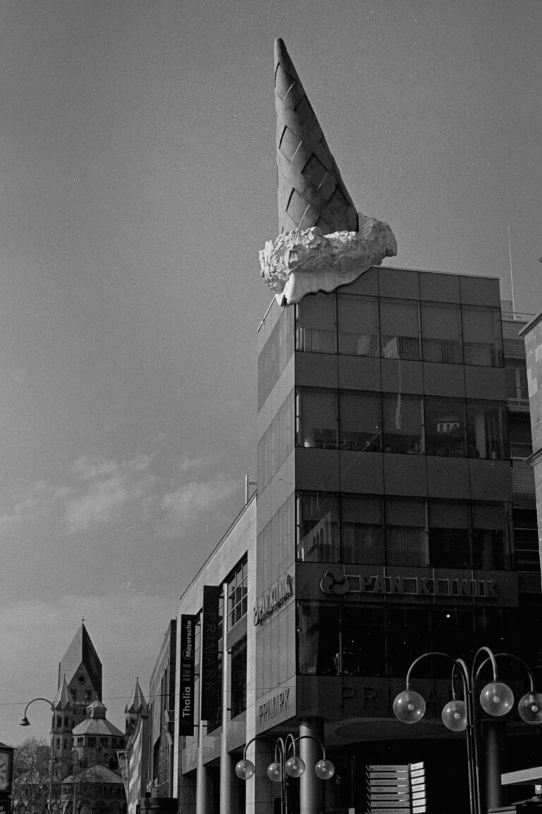 Street photo in Cologne, Germany by Jacinto Garcia