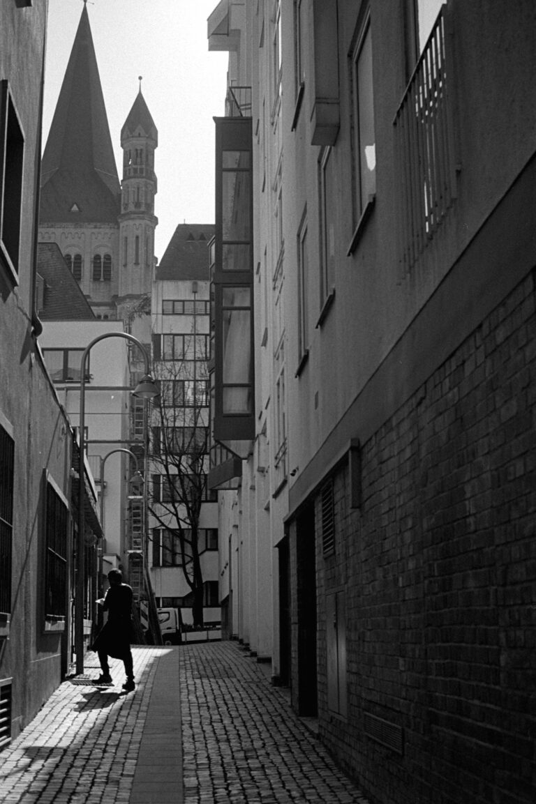 Street photo in Cologne, Germany by Jacinto Garcia