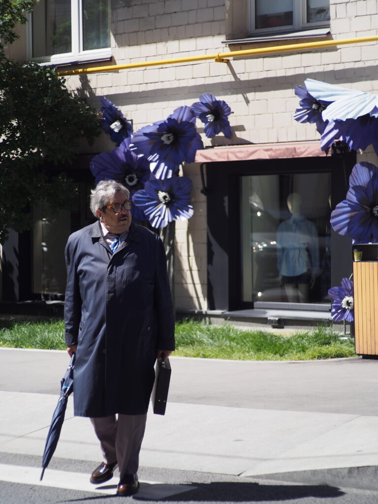 Street photo in Moscow, Russia by Revaz Rezo