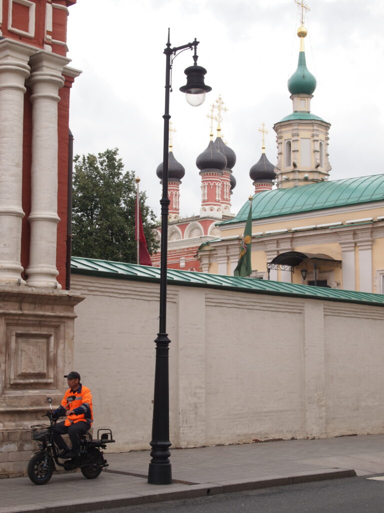 Street photo in Moscow, Russia by Revaz Rezo