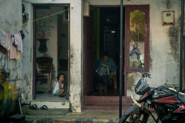 Street photo in Kochi, India by Ragooty Sasidharan